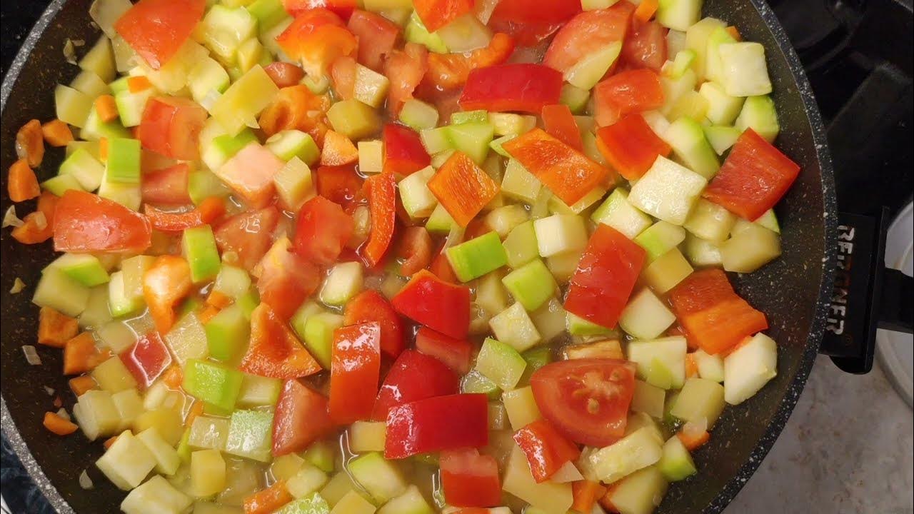 Vihannesragu porkkanalla ja pistaasipähkinä-persiljakastikkeella.