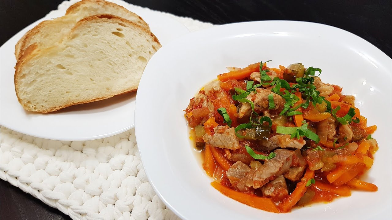 Gulassi, jossa liha on marinoitu mustassa teessä, pehmenee 60 minuutissa.