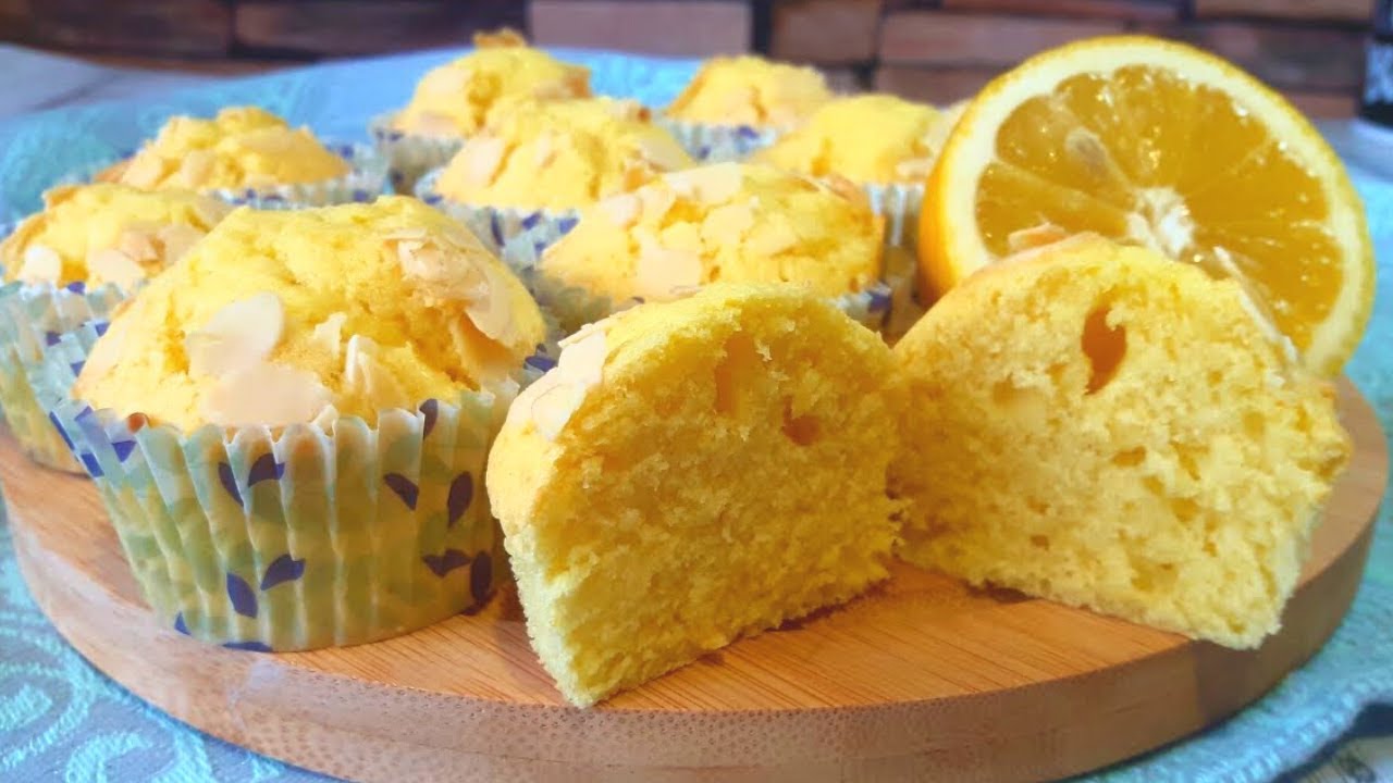 Otan tuorejuustoa ja kourallisen jauhoja – paistan herkullisia muffineja sitruunankuorella. Pehmeät, mehevät – ja valmiit 20 minuutissa