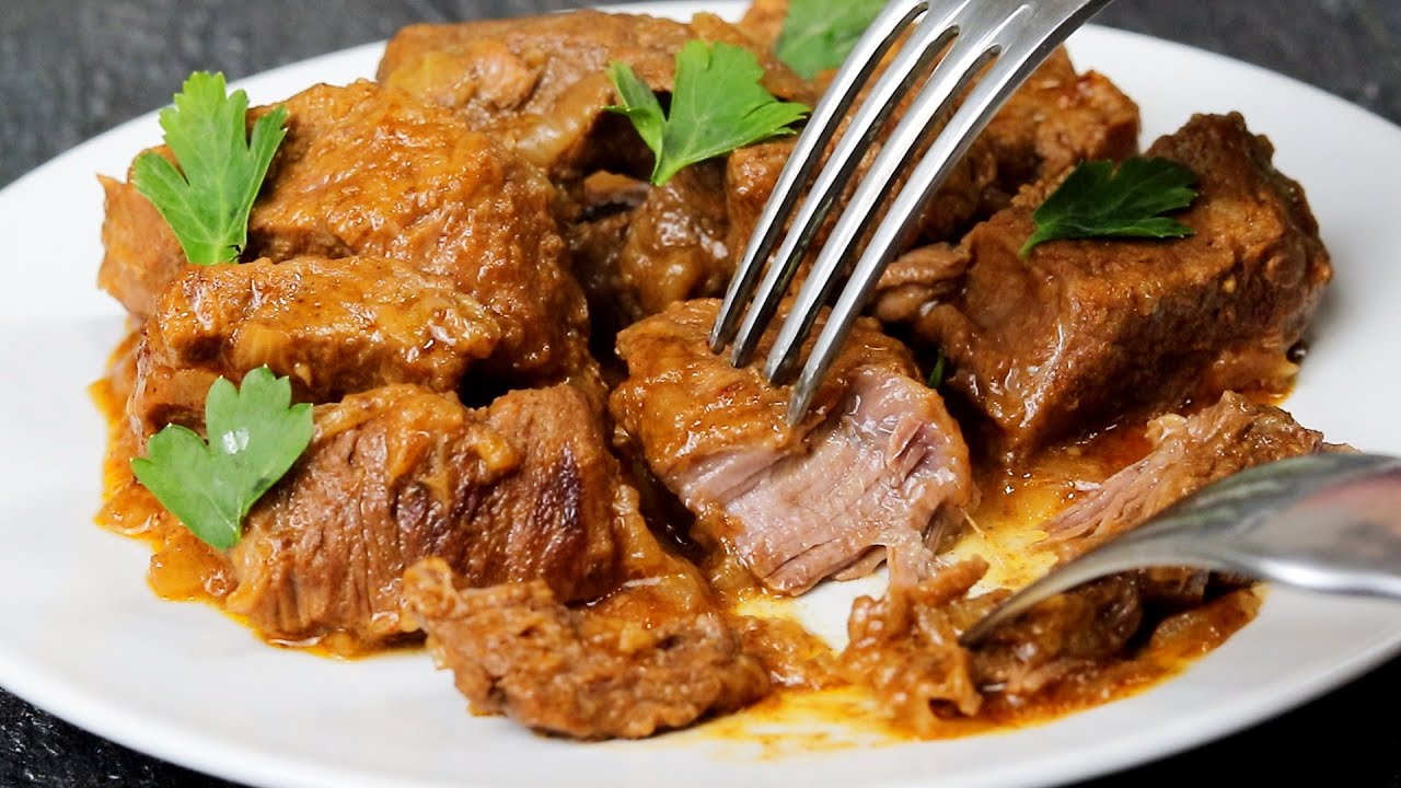 Gulassi, jossa liha on marinoitu mustassa teessä, pehmenee 60 minuutissa.