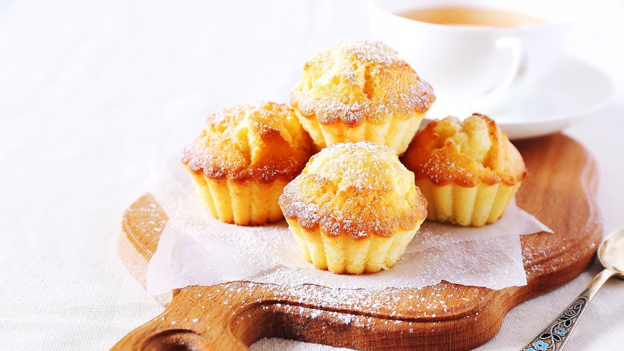 Otan tuorejuustoa ja kourallisen jauhoja – paistan herkullisia muffineja sitruunankuorella. Pehmeät, mehevät – ja valmiit 20 minuutissa
