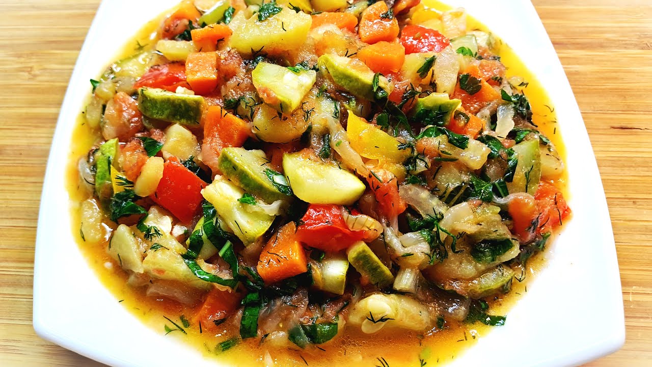 Vihannesragu porkkanalla ja pistaasipähkinä-persiljakastikkeella.