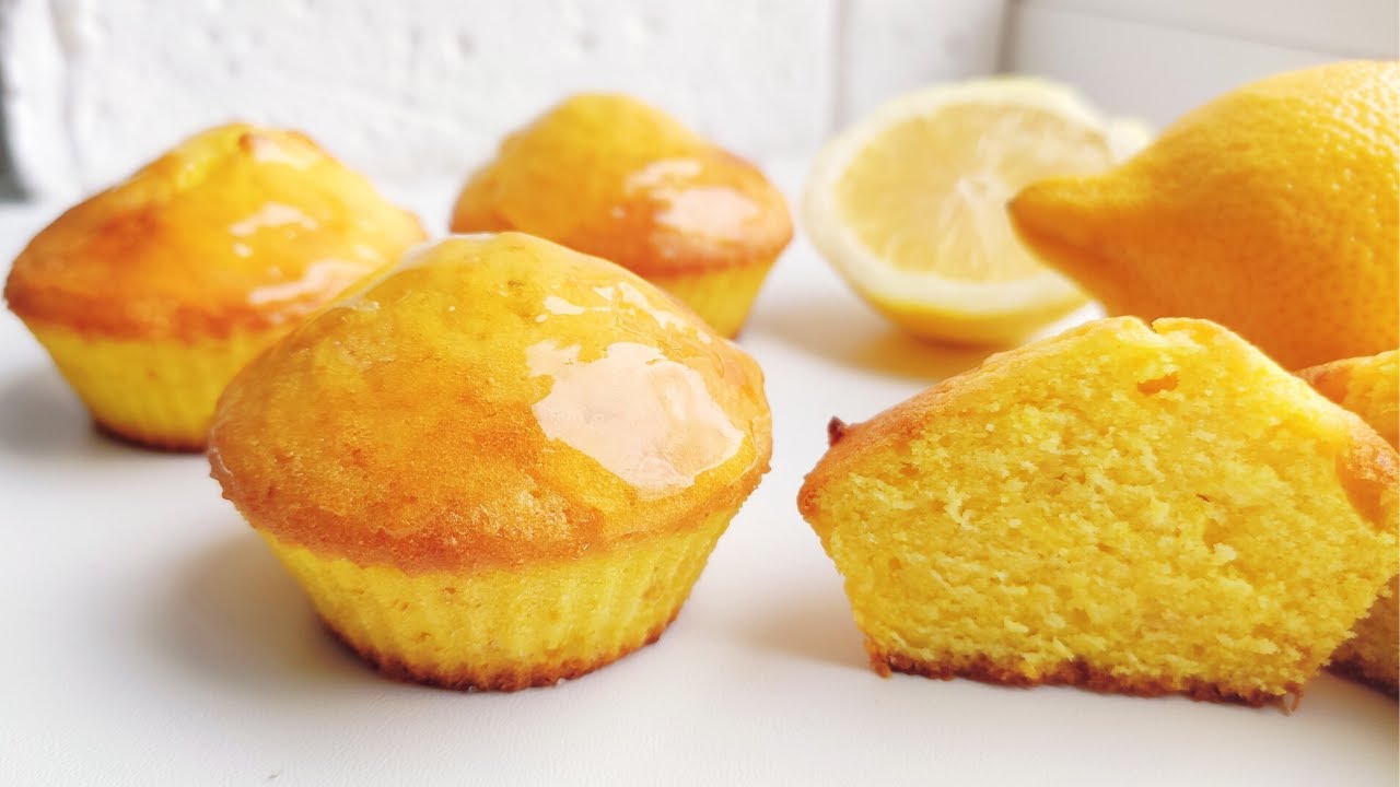 Otan tuorejuustoa ja kourallisen jauhoja – paistan herkullisia muffineja sitruunankuorella. Pehmeät, mehevät – ja valmiit 20 minuutissa