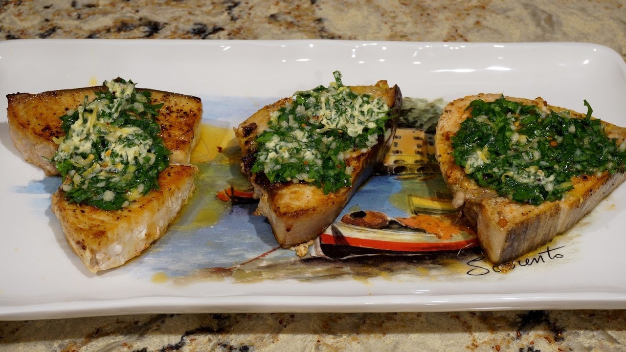 Paistettu miekkakala-pihvi – helppo resepti mehukkaalle kalalle sitruunan kera.