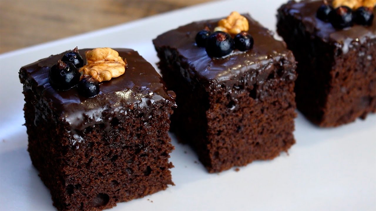 Suklaa, kirsikka ja salainen ainesosa! Valmistan browniesia mausteisella hunajalla ja soijakastikkeella. Maku on taianomainen