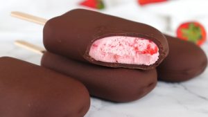 Tuoreet ja sokerittomat: kuinka valmistaa herkullisia pakastettuja jälkiruokia, jotka maistuvat mansikkajuustokakulta.