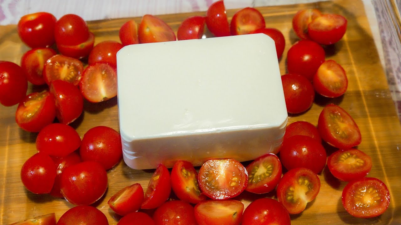 Paistettu fetajuusto ja tomaatit – helppo resepti juustolevitteeksi.