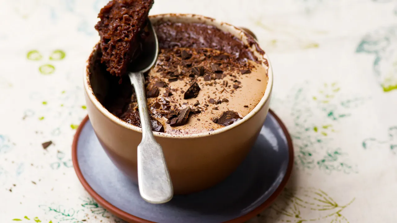 Mikroaaltouunissa valmistettu suklaakakku: pikaresepti, joka vie vain muutaman minuutin ja onnistuu aina.
