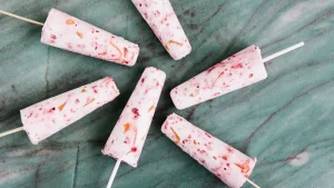 Kotitekoinen guava- ja jogurttijäätelö amaranttisiemenillä: vitamiini C:tä runsaasti sisältävä jälkiruoka, joka sopii erinomaisesti kuntoilijoille.