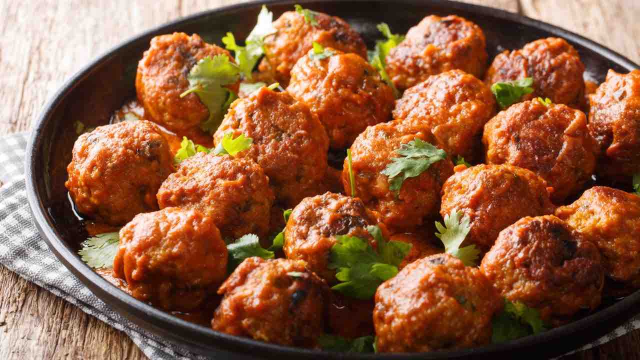 Kananlihamykyjä curryssa: kahden klassisen ruokalajin yhdistelmä yhdessä reseptissä.