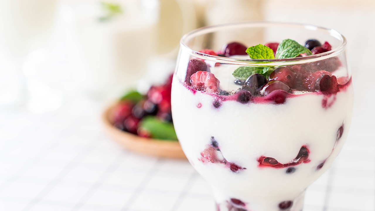 Hellävarainen kreikkalainen jogurtti marjoilla: virkistävä herkku, jonka valmistaminen vie vain 10 minuuttia.