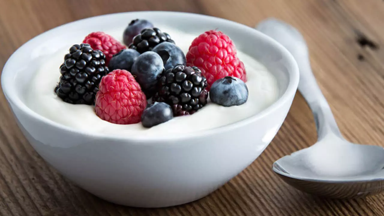 Hellävarainen kreikkalainen jogurtti marjoilla: virkistävä herkku, jonka valmistaminen vie vain 10 minuuttia.